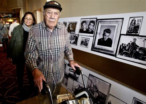 Phil Stern dies at 95; photographer captured wartime and Hollywood.